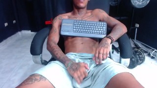 Hombre Caliente Masturbándose con Gran Polla