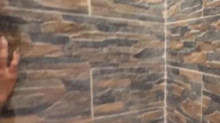 Novia nalgona me espera en yacuzzi al llegar a casa! Le encanta el sexo!!