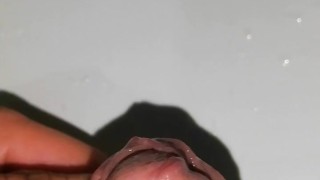 hombre joven desesperado pissing placentero, no alcanzo a llegar y orino en el lavamonos