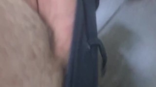 Polla grande mexicana. Masturbándome la polla y el culo en el lavadero