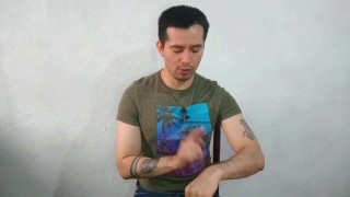 Hombre musculoso albañil vergon de 20cm le rompe el culo a ejecutivo bancario en un cine porno