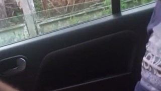 Самоотсос перед девушками на дороге