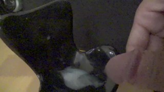 バキバキに勃起したチンポから勢い良くザーメンビームを発射する変態君。