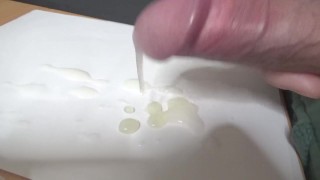 オナニーを終えた後は、切るのが難しいほど濃厚な黄色っぽい変態ザーメン。 尿道に刺さる感覚が気持ちよかったです。