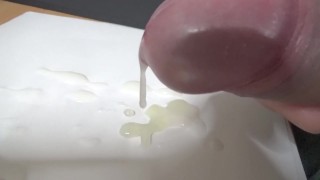 オナニーを終えた後は、切るのが難しいほど濃厚な黄色っぽい変態ザーメン。 尿道に刺さる感覚が気持ちよかったです。