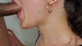 ¡GARGANTA PROFUNDA! A putinha adorou se engasgar com o pau, acabei gozando na boca dela