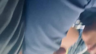 Esposa caliente sacándole la LECHE a su Esposo