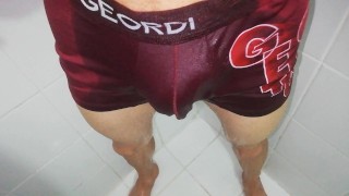 pissing desesperado en ropa interior, me mojo todo, primer pano