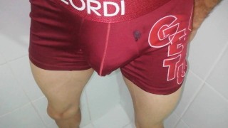 pissing desesperado en ropa interior, me mojo todo, primer pano