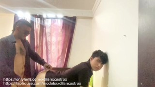 Padrastro folla a su lindo hijastro gay joven twink a pelo se corre dentro de su culo creampie anal