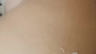 Mi amigo de buen cuerpo y joven me folla.