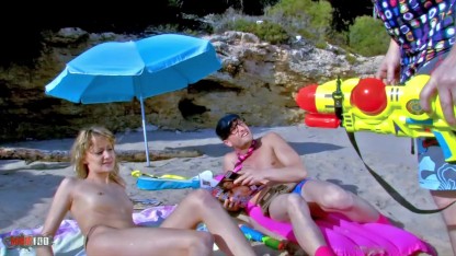 与瘦小的法国宝贝 Evy Sky 在公共海滩上肛交三人组