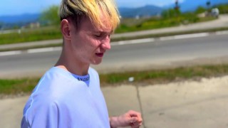 Уломал красивого парня натурала отсосать за деньги на публичном пляже