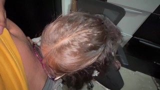 Compañera nalgona de trabajo tiene sexo en la bodega.