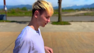 Предложил прохожему парню отсосать член за деньги в публичном месте