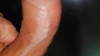 masturbando mi pene grande y venozo primer plano, fondo negro, pene duro