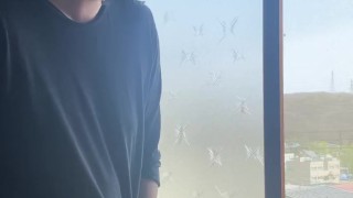 窓の前でオナニーしたら人に見られると思うと興奮してすぐに射精