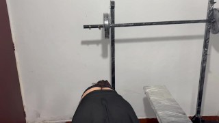 Profesor se pone cachondo cuando ve a su alumna y termina follandola en su gimnasio