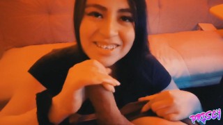 AMIGA me CHUPA la VERGA mientras habla con su NOVIO - Priscy Rollplay