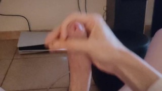 Je parle en me branlant et finit par lacher mon foutre