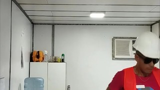 paja en la oficina, con gente cerca