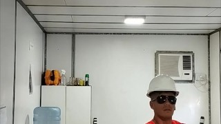 paja en la oficina, con gente cerca