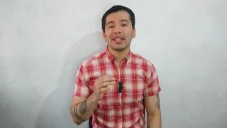 Supervisor casado de la maquiladora penetra a pelo a su empleado en los baños de la maquila! Relato