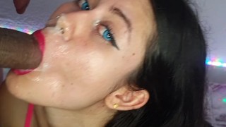 Minha vizinha gostosa recebe gozo na cara ¡ela adora!