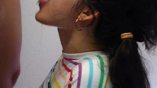 A minha vizinha putinha adora vir em casa fazer uma garganta profunda no meu pau