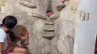 Mi pequeña hermanastra me ofrece sexo a cambio de llevarme a jugar futbol con mis amigos.