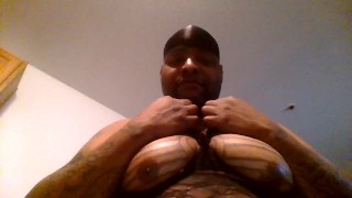 BussyMane goit them titties out