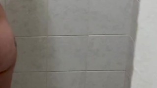 Encuentro a mi prima bañándose y me hace una mamada