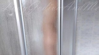 "Chi vuole venire...a lavarmi la schiena?" 🚿💦🚿 Sotto la doccia - Amatoriale italiano