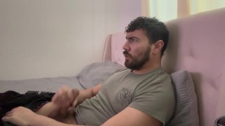 Rod takes pulls his shirts up and cums on his bellybutton www.onlyfans,com/roddddddd