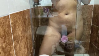 Tengo el coño mojado pelo oscuro se folla con dildo en ducha