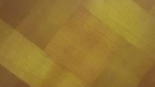 éjaculation sur la table du salon