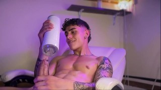 Chico de 18 🙈años es grabado mientras se masturba y se corre encima de abdomen