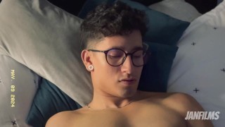 CARITA DE NERD! Este chico jugando Xbox se calienta y se masturba