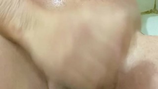 JALANDOMELA EN LA DUCHA,DÉJAME SABER EN COMENTARIOS SI QUIERES SENTIRLA ADENTRO