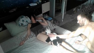 горячая красотка получает множественные оргазмы с вибратором в трусах