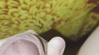 Lures a guy by shaking his big dick