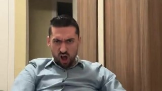 me corro muy bestia en el baño