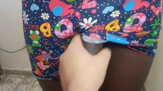 Le tocó la enorme y gruesa polla por el pantalóncillo y se le pone duro.