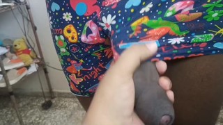 Le tocó la enorme y gruesa polla por el pantalóncillo y se le pone duro.