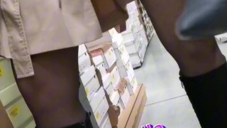 Moglie puttana mosta la figa e il culo nel negozio di scarpe