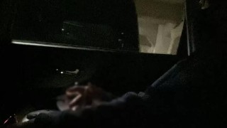 ショッピングモールの駐車場でバレないようにオナニーをする