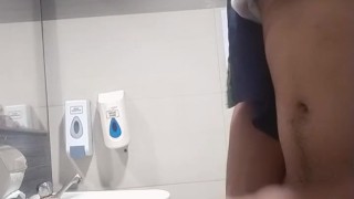 Inatake ng kalibugan sa duty. Kumakatok kasama ko.