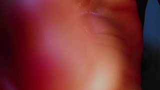 Chico sudado se masturba su pene hasta tener coriidas en sus manos