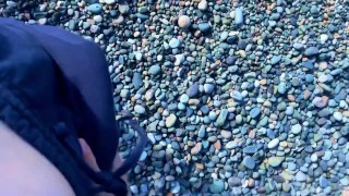 Парень дрочит хуй на нудистком пляже и попросил незнакомца отсосать