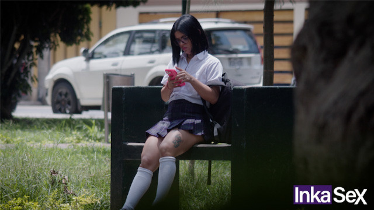 Inocente colegiala latina culona es llevada con mentiras a casa de  